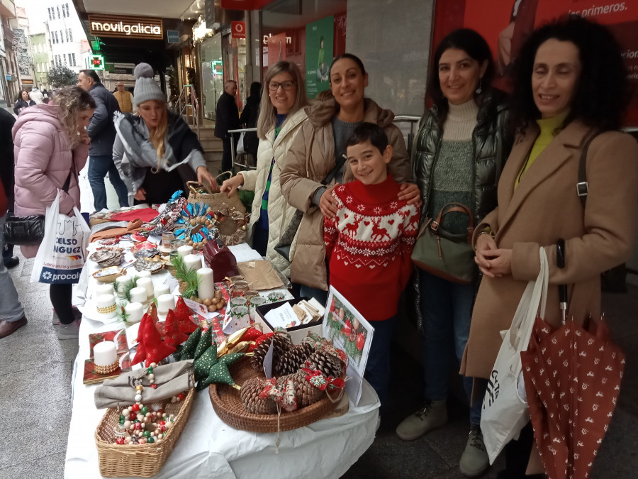 Los adornos navideños artesanales del mercadillo solidario de la delegación de Asdegal de Ribeira atraen al público