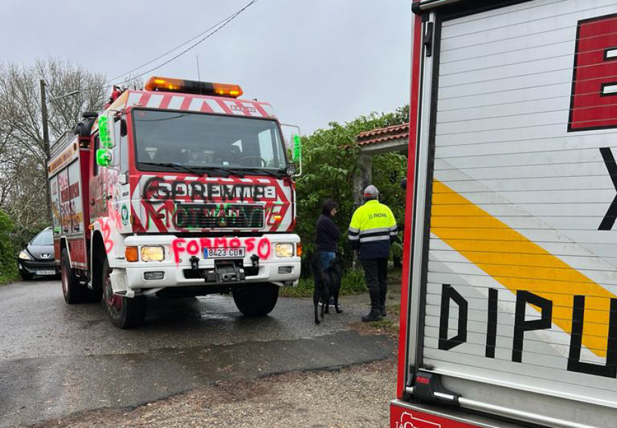 Trasladan por precaución al centro de salud a una septuagenaria tras un incendio en su casa de Abanqueiro