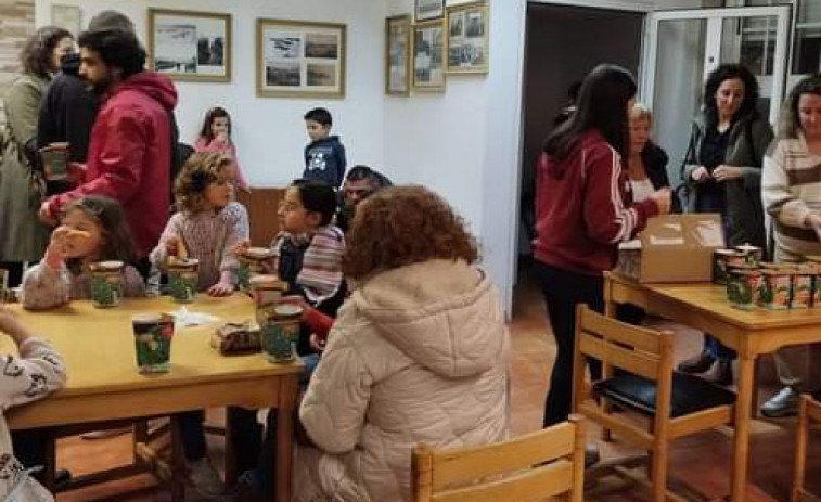 Corrubedo estrena la Navidad con una chocolatada aprovechando el encendido del alumbrado decorativo