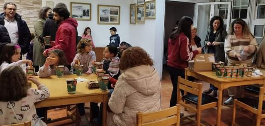 Corrubedo estrena la Navidad con una chocolatada aprovechando el encendido del alumbrado decorativo