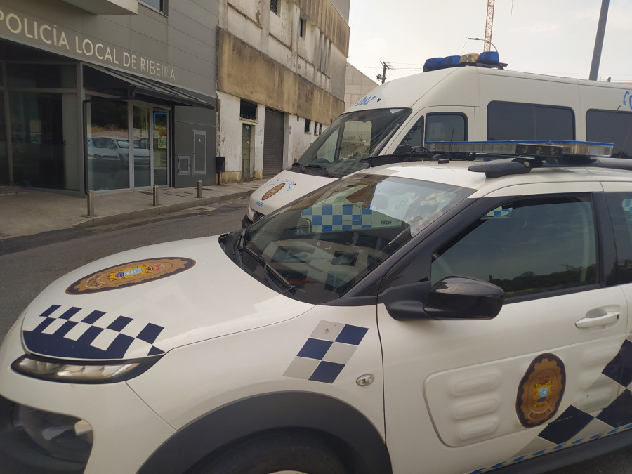 La Policía Local de Ribeira denuncia a un conductor al que interceptó y dio positivo hasta en tres drogas