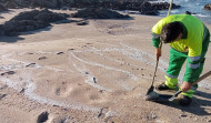 Retirados 52 sacos con millones de pellets plásticos en playas y rocas desde Espiñeirido al faro de Corrubedo, en Ribeira