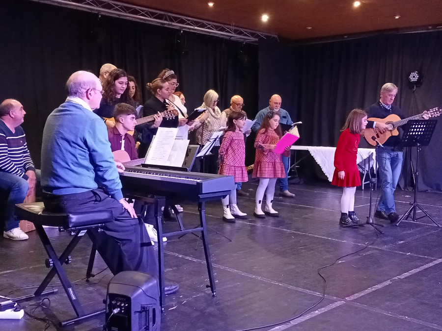 Éxito rotundo del Festival de Navidad de Cáritas de Ribeira, con sorpresas, en un abarrotado auditorio municipal