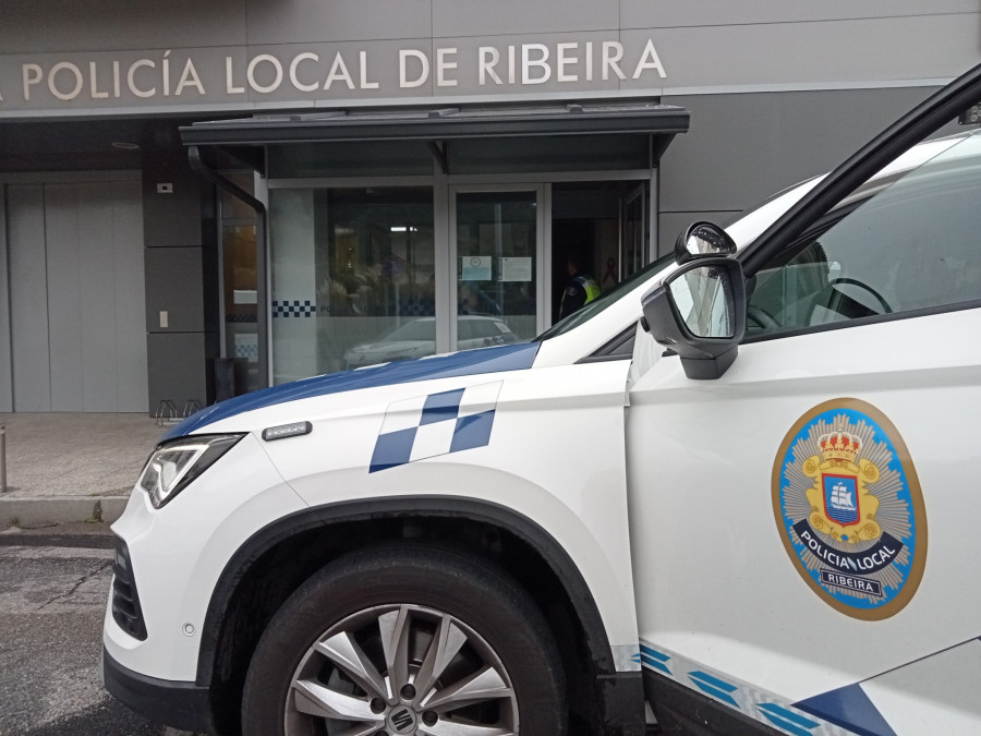 La Policía Local de Ribeira inmoviliza un coche debido a que no consta que su conductor obtuvo el carnet de conducir en España