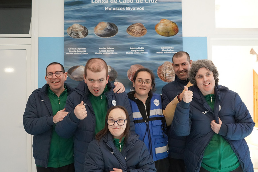 Usuarios de Amicos conocen un poco más el sector del mar con visitas a las lonjas de Aguiño y Cabo