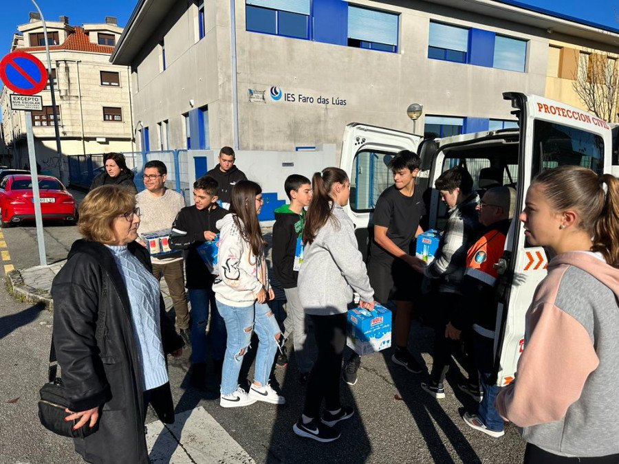 Alumnos del IES Faro das Lúas compran productos para el Banco de Alimentos de Vilanova