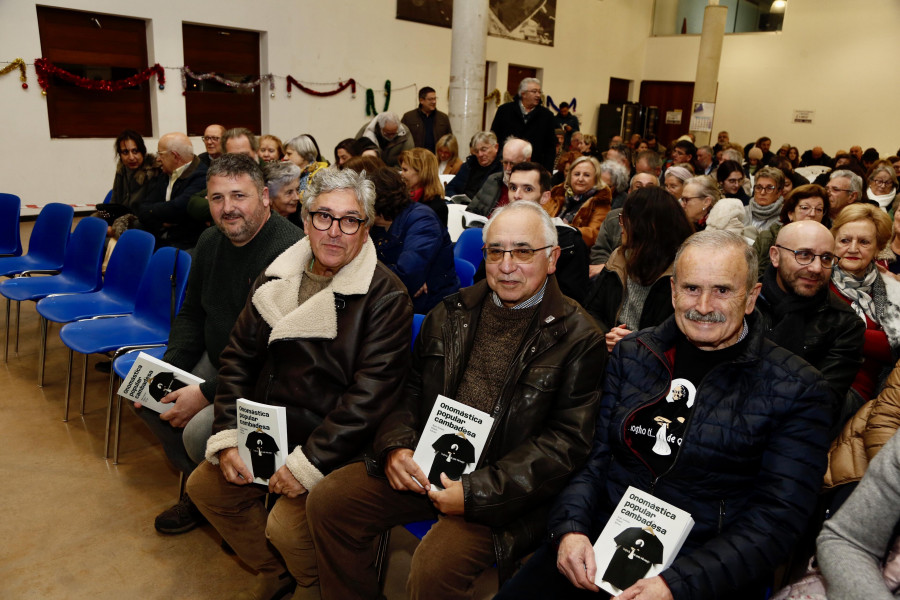 Más de medio centenar de personas arropan a Pillado en la presentación de "Onomástica popular cambadesa"