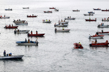 Imagen del inicio de la campaña de libre marisqueo en las zonas arousanas  gonzalo salgado