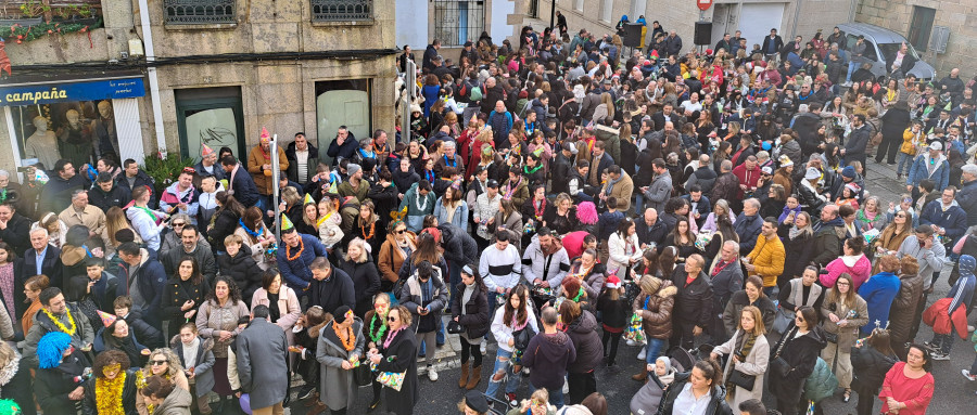 Multitudinaria despedida anticipada del 2023 en A Pobra con las "precampanadas"