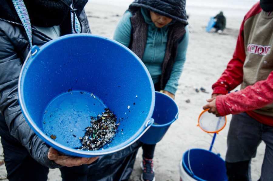 Rueda pide al Ministerio que busque los sacos de pellets en el mar