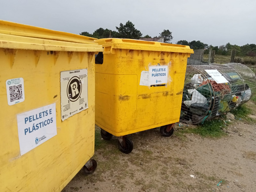 Personal de la Universidad de Vigo acude a Ribeira a recoger un saco de pellets plásticos para un análisis más completo