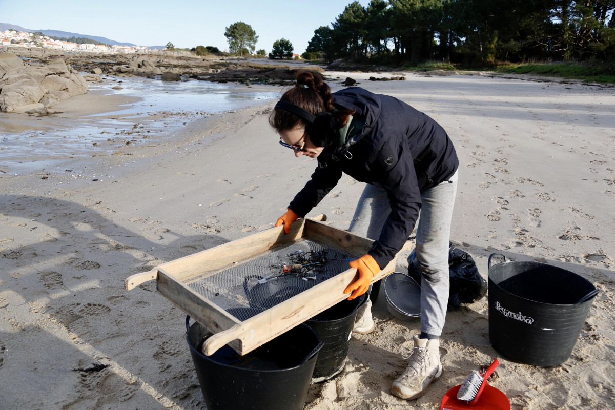 Limpieza pellets voluntarios a Illa de arousa