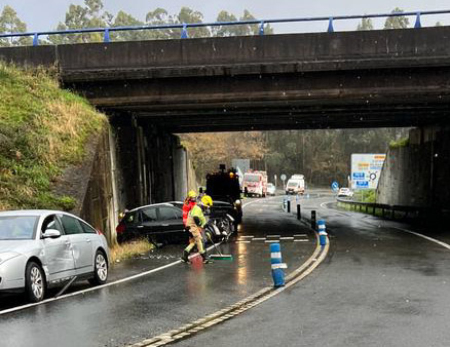 Herido un conductor en una colisión frontolateral entre dos vehículos en el acceso de la AG-11 en Isorna hacia Boiro