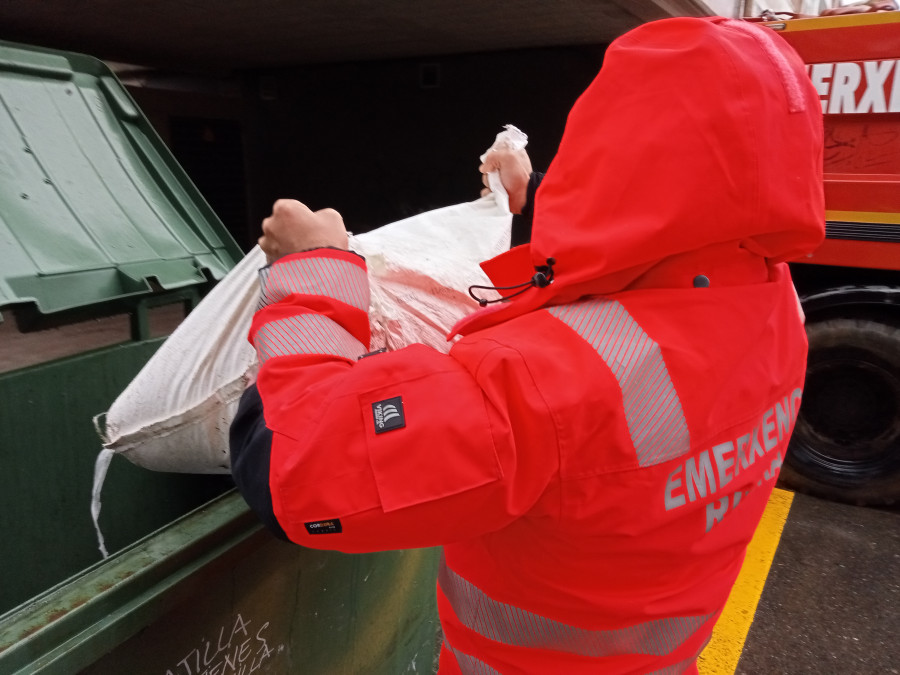 Tragsa recoge 230 kilos de pellets plásticos que tenía almacenados el Ayuntamiento de Ribeira