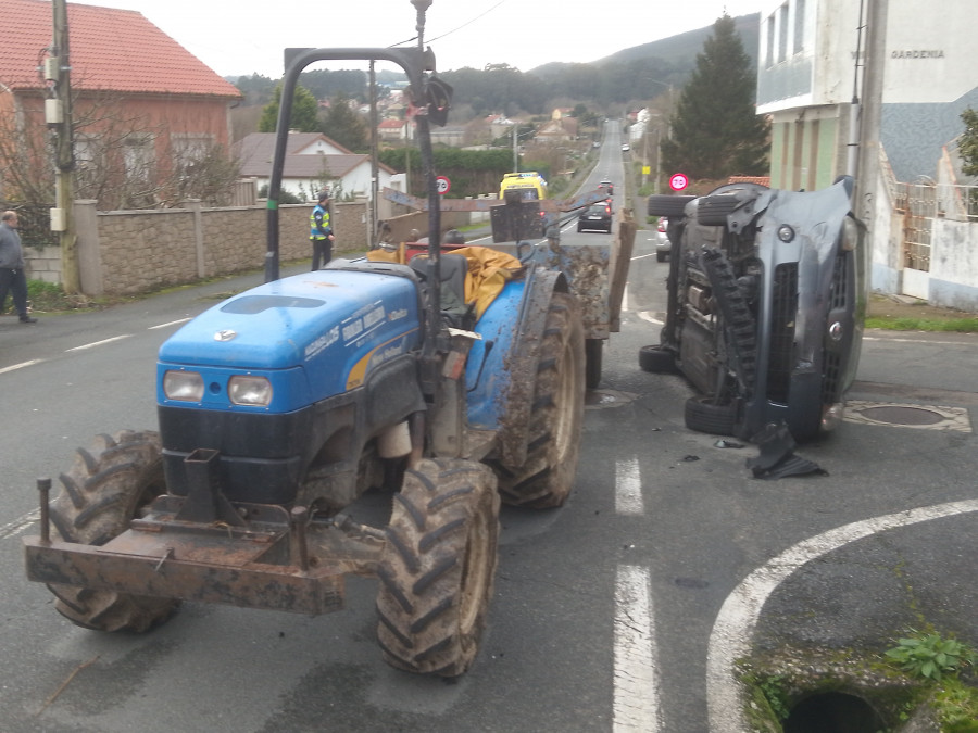 Herida una joven conductora en un accidente de tráfico entre un coche y un tractor en A Pobra