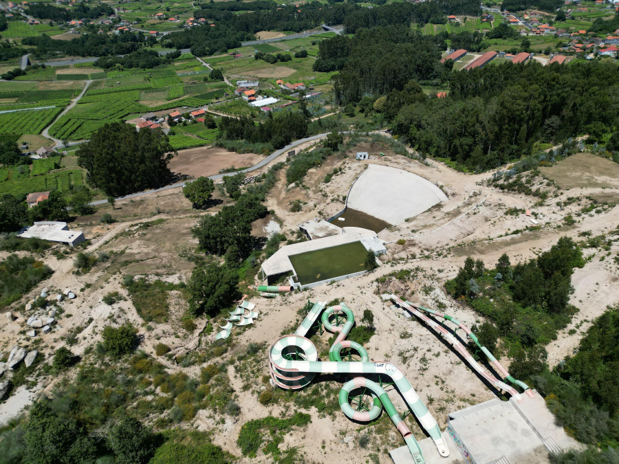 Los trabajos vuelven al parque acuático de Meis con limpiezas y aseguramiento