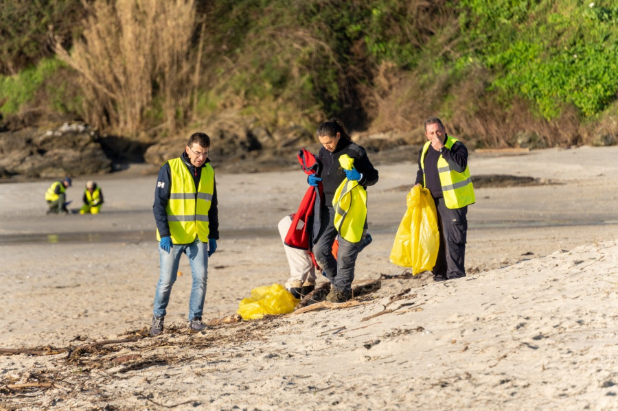 Cerca de doscientos voluntarios recogen más de cuarenta sacos de residuos en las 21 playas de Sanxenxo