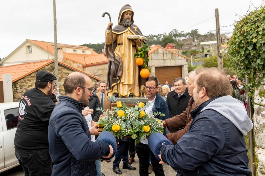 Adina sale en procesión con San Antonio y cierra sus fiestas con la subasta de cacheiras y la carne ao caldeiro