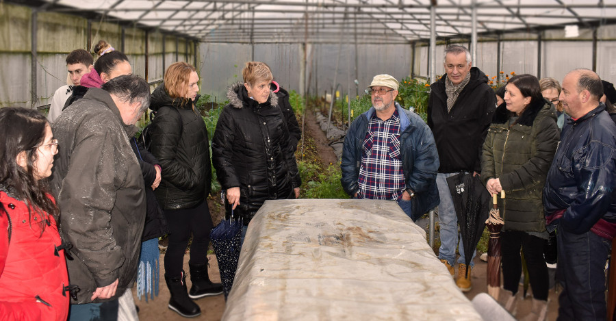 Alumnos del taller de empleo Tahume IX se aproximan al invernadero y jardín sensorial de Ambar