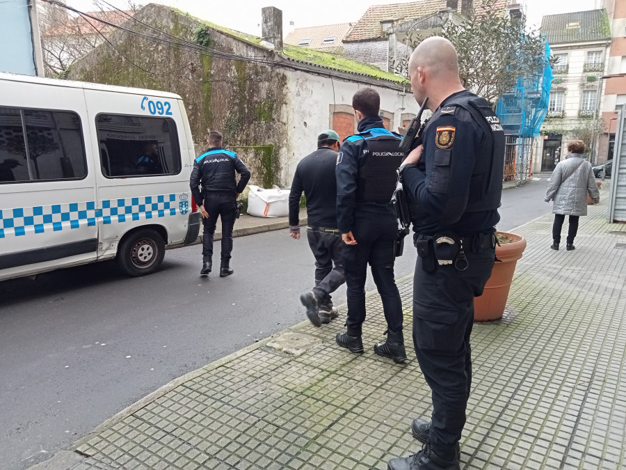 Fracasa el segundo intento para tapiar la casa de Rúa Cordieiro en Ribeira que es foco de conflictos