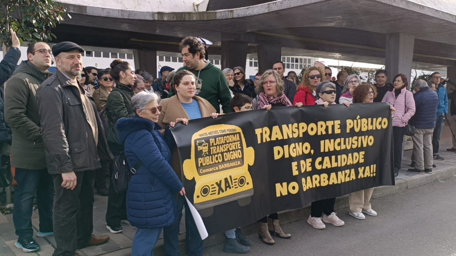 Un centenar de personas protestan en Ribeira por los problemas de transporte público en la comarca