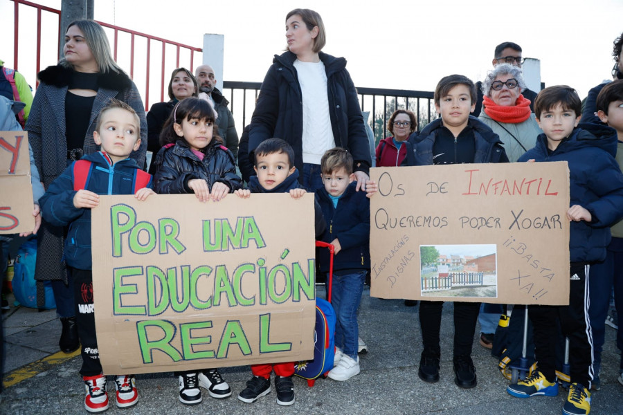 Protesta en el colegio de Carril: "Algúns nenos aguantan toda a mañán para non ter que ir aos baños"