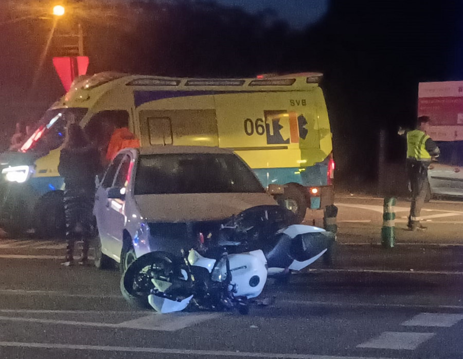 Dos motoristas heridos en un choque y el Rolls-Royce del alcalde dañado en otro accidente en Vilanova