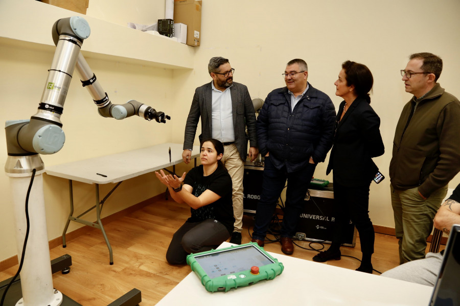 O Salnés ya emplea “cobots” y forma a su primera promoción de expertos en su manejo