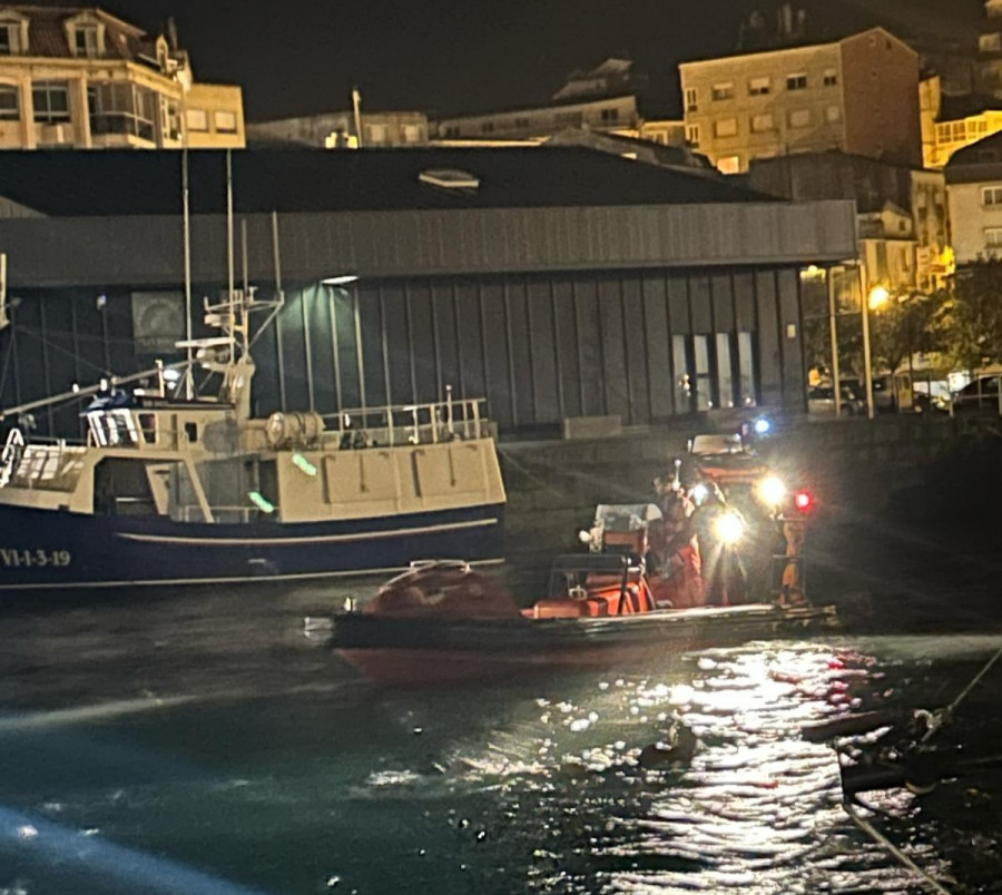 Fallece un vecino de Noalla al caer con su coche al mar en el puerto de Portonovo