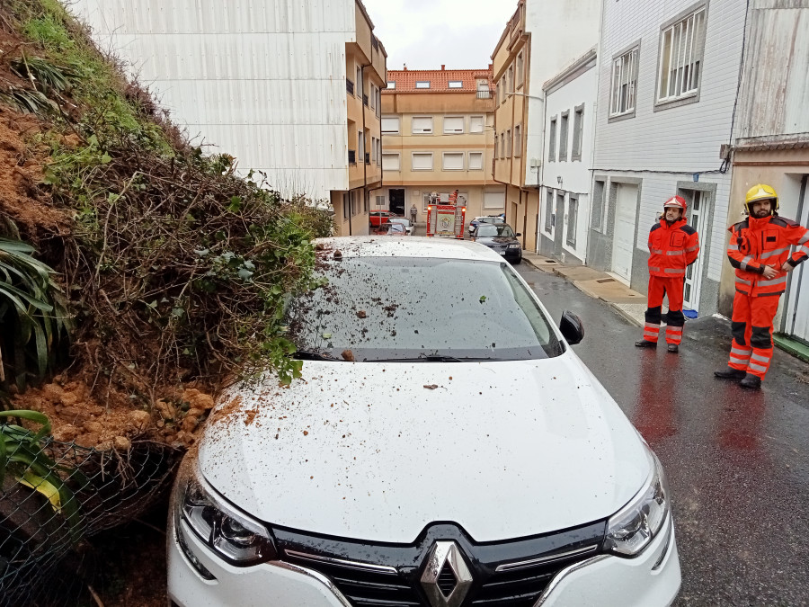 La borrasca provoca el derrumbe de un terraplén y su caída sobre un vehículo aparcado en Ribeira