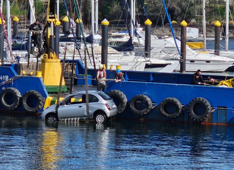 Recuperan el vehículo hundido del joven que falleció al caer al mar en el puerto de Portonovo