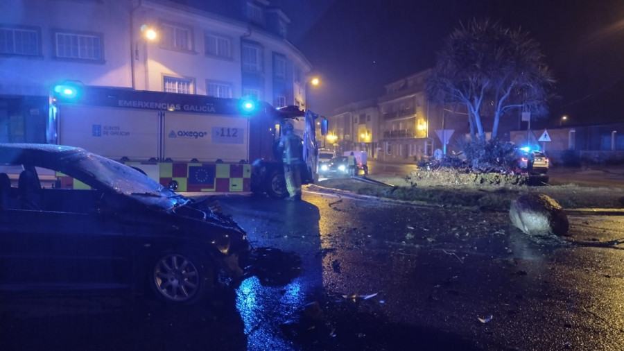 Un conductor sale ileso tras chocar contra una roca ornamental en la rotonda de Vilalonga