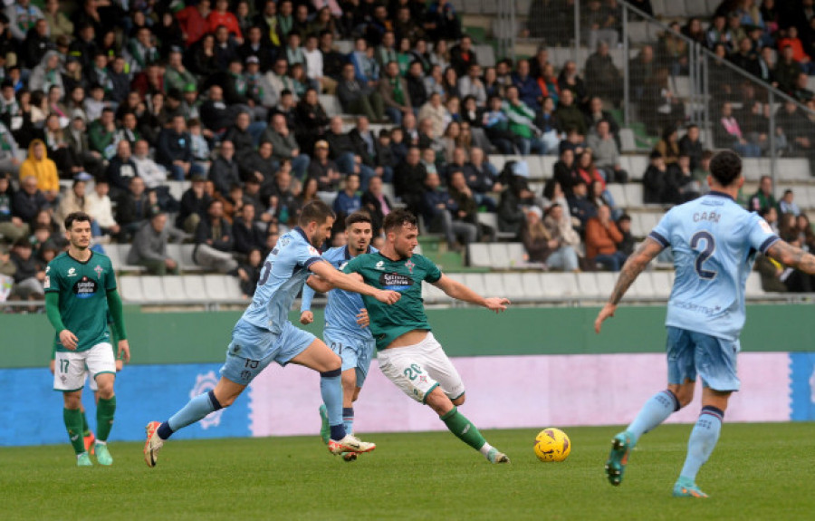 El Racing de Ferrol resiste pese a la polémica expulsión de Álex López (0-0)