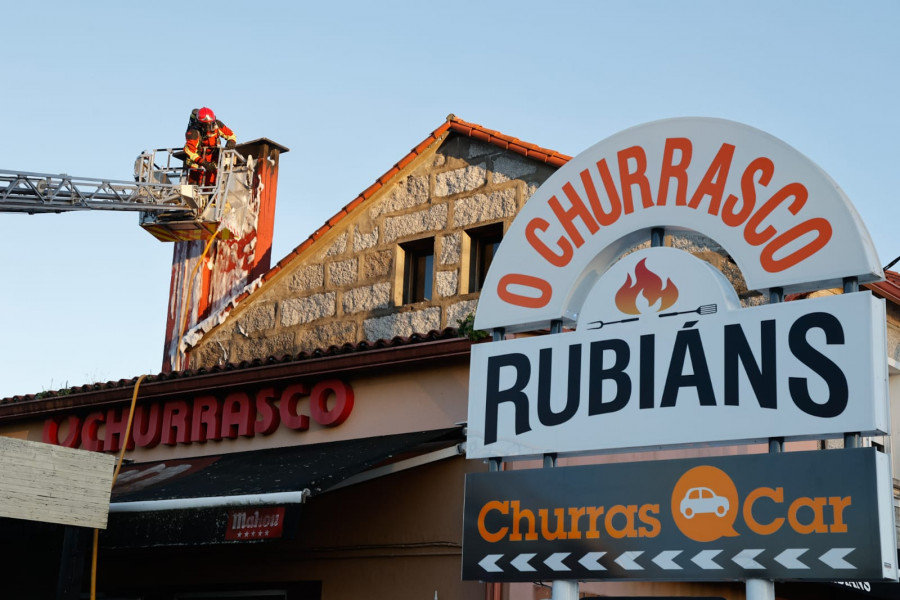 Arde la chimenea del Churrasco de Rubiáns