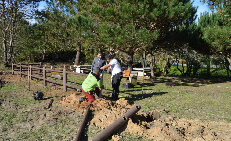 Sanxenxo ejecuta la renovación del vallado y el puente de madera del sendero de la playa de Major