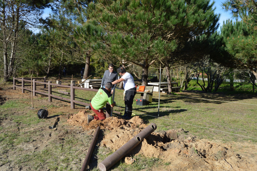 Sanxenxo ejecuta la renovación del vallado y el puente de madera del sendero de la playa de Major