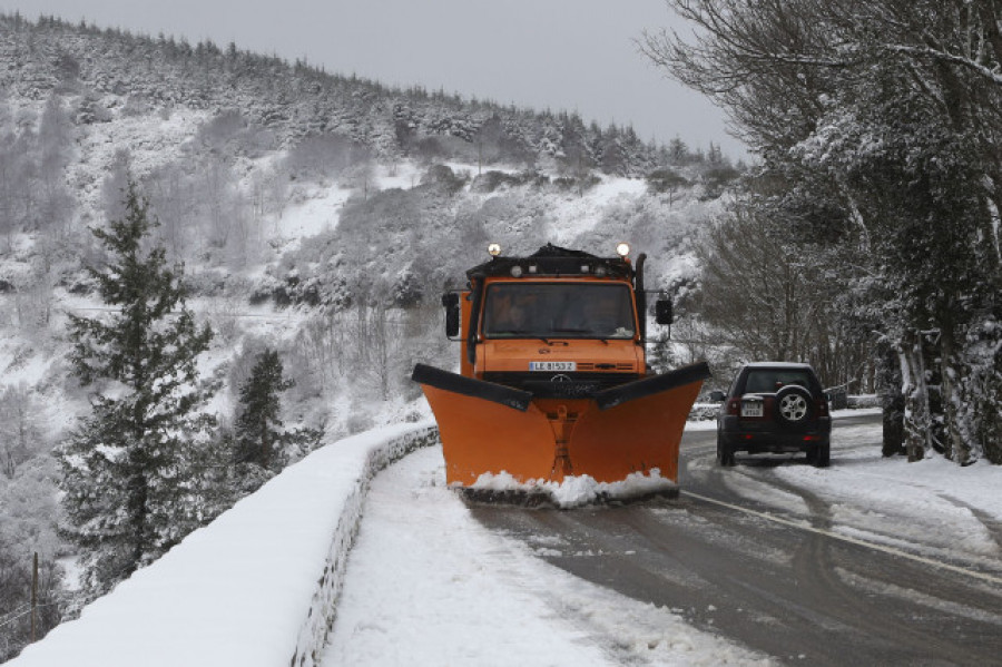 La nieve vuelve a Lugo y dificulta la circulación en más de 70 carreteras