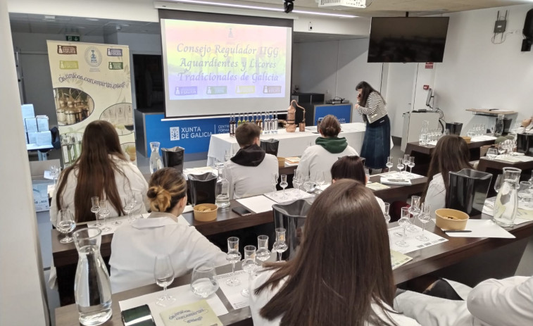 Aguardiantes y Licores de Galicia imparte una formación a futuros profesionales de la restauración