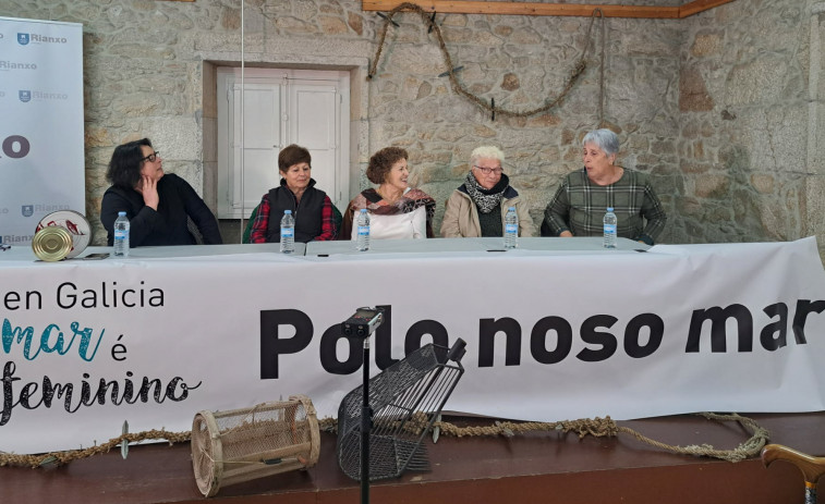 Un coloquio con cinco mujeres que dedicaron su vida al sector del mar abrió el programa del 8-M en Rianxo