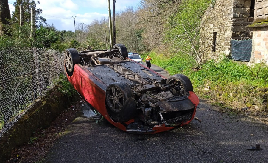 Un conductor da positivo en alcohol tras una salida de vía en la que su coche acabó volcado en A Pobra