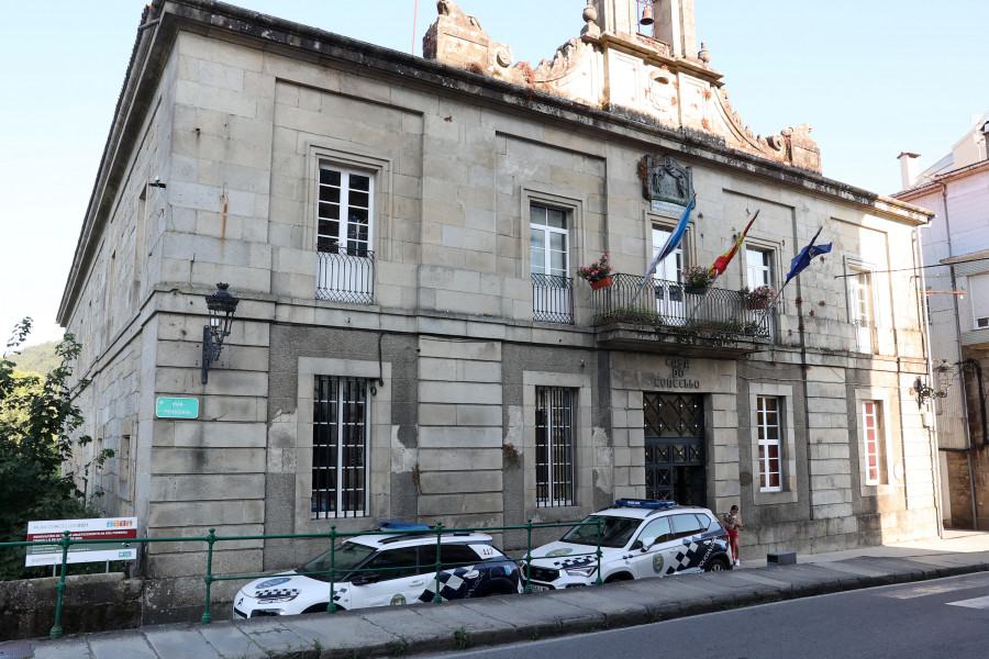 Patrimonio impide la instalación de placas solares en la piscina, el pabellón y el Concello de Caldas