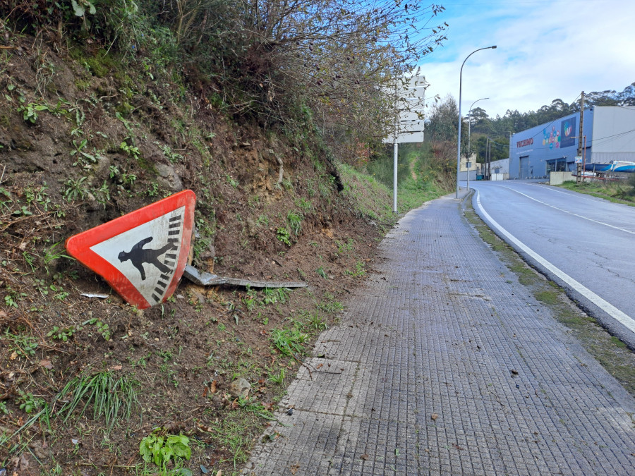 El piloto del coche accidentado en Boiro dijo que se ausentó para buscar un teléfono con que avisar