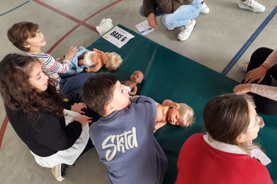 Alumnos del colegio Ferro Couselo participan en una yincana contra los roles de género en el hogar