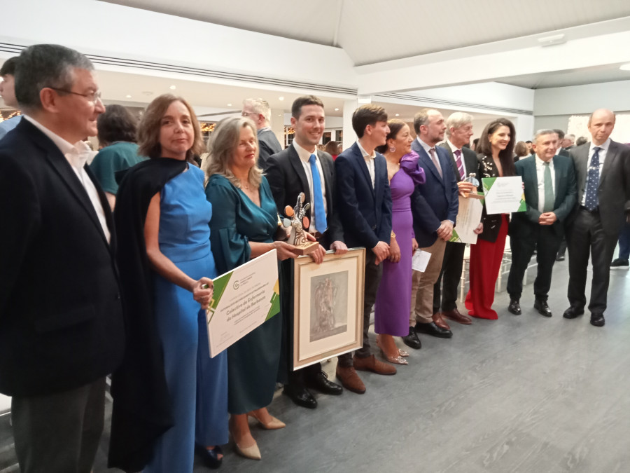 La AECC de Ribeira premia la labor de voluntariado de Manuel Mirás y de investigación del oncólogo Miguel Fernández de Sanmamed
