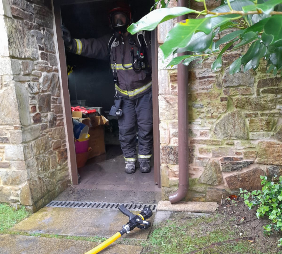 Registrado un incendio en la sala de la caldera de una casa del lugar  de Sego, en la parroquia ribeirense de Artes