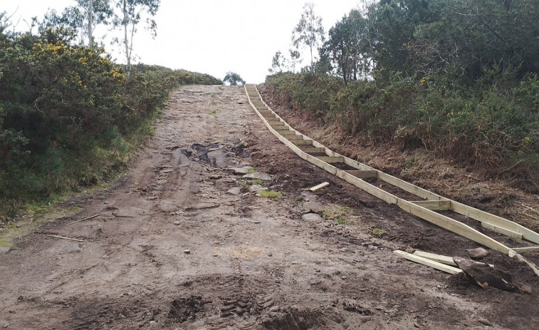 Las obras en los acceso al mirador de la Cruz de Xiabre ya dejan ver la futura escalera