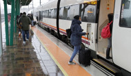 Usuarios del tren se quejan de que con el adelanto horario llegan muy temprano a Santiago