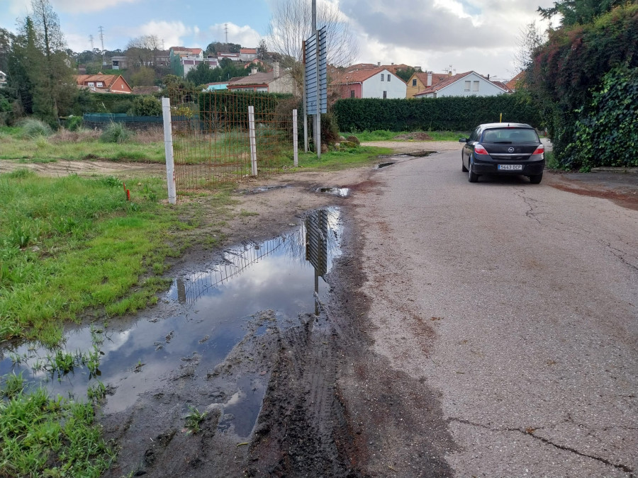 Los vecinos piden la “urgente” reparación de la calle A Coca, con un pavimento destrozado