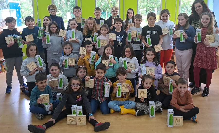 Escolares de Primaria de A Pobra reciben 50 lotes de regalos del sorteo del juego-concurso "As sete Rosalías"