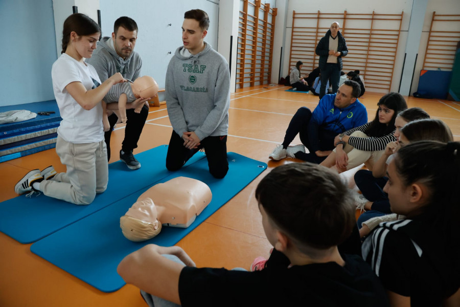 Alumnos del CIPF Fontecarmoa forman a los del IES de A Illa en primeros auxilios